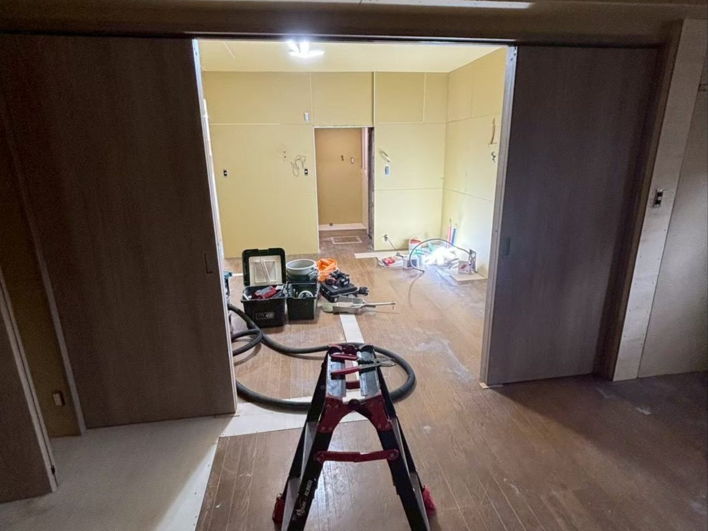 工事前・引き戸から奥の部屋へ