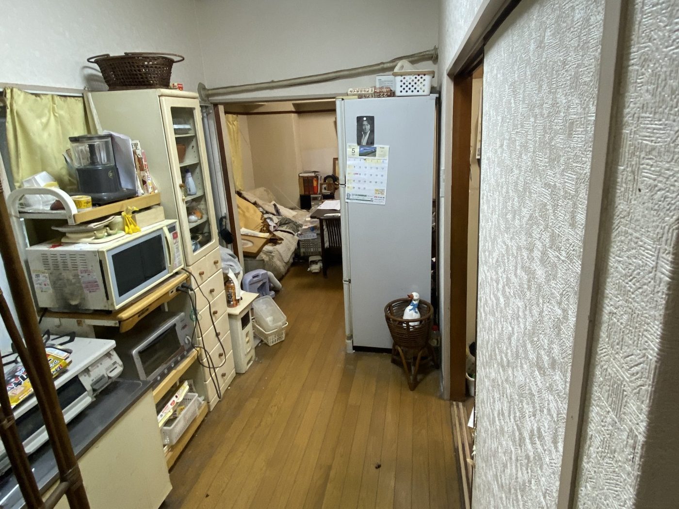 工事前・台所から奥の部屋へ