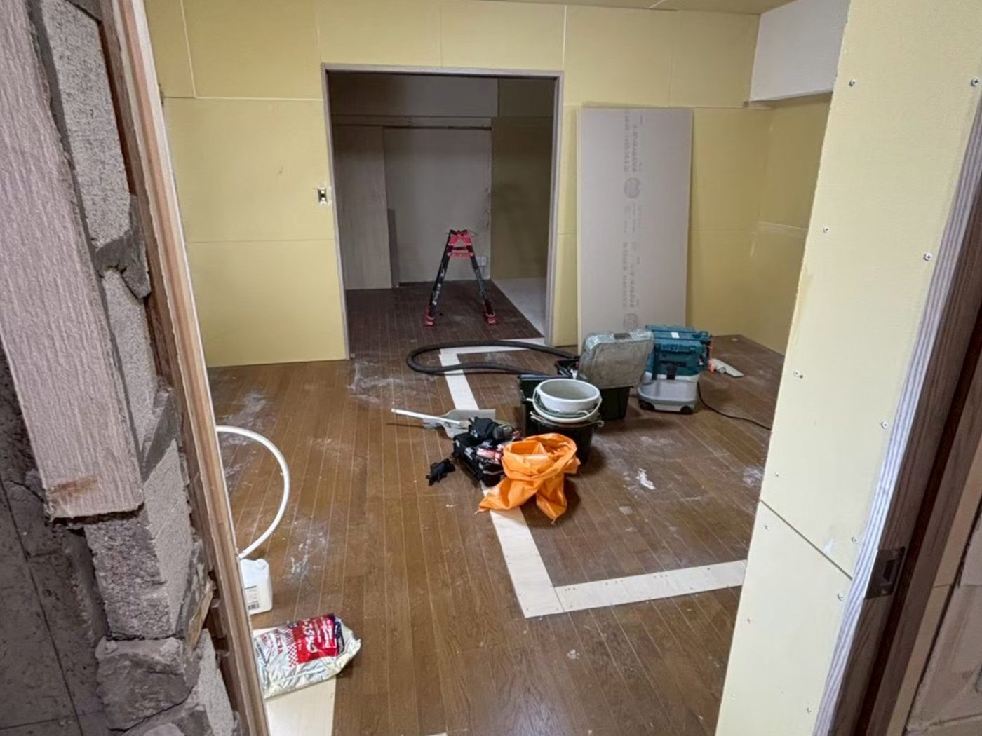 工事中・台所から奥の部屋へ