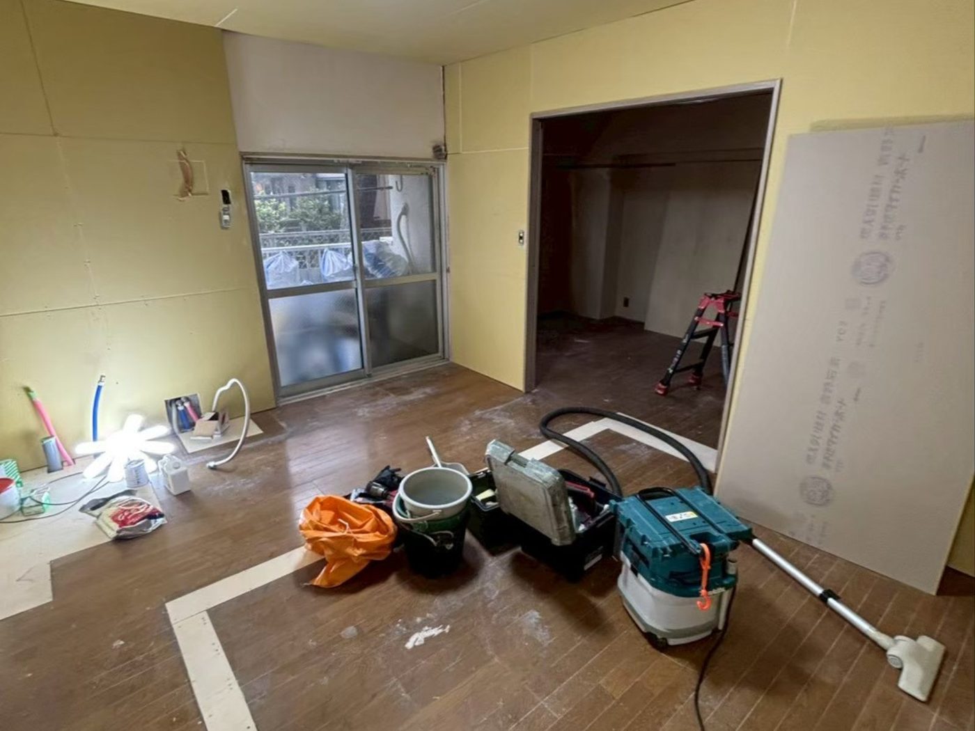 工事前・ダイニングから窓とドアへ