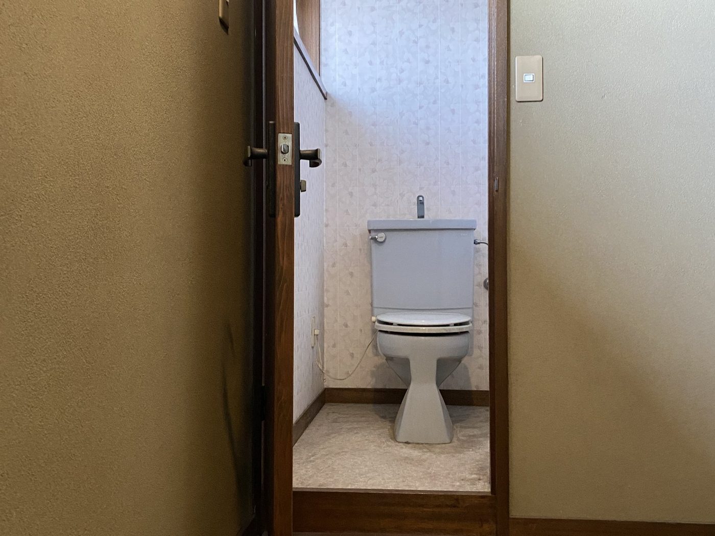 工事前・廊下からトイレへ