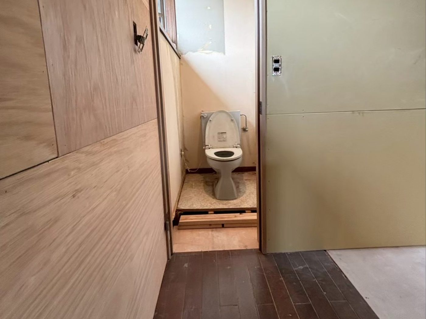 工事中・廊下からトイレへ